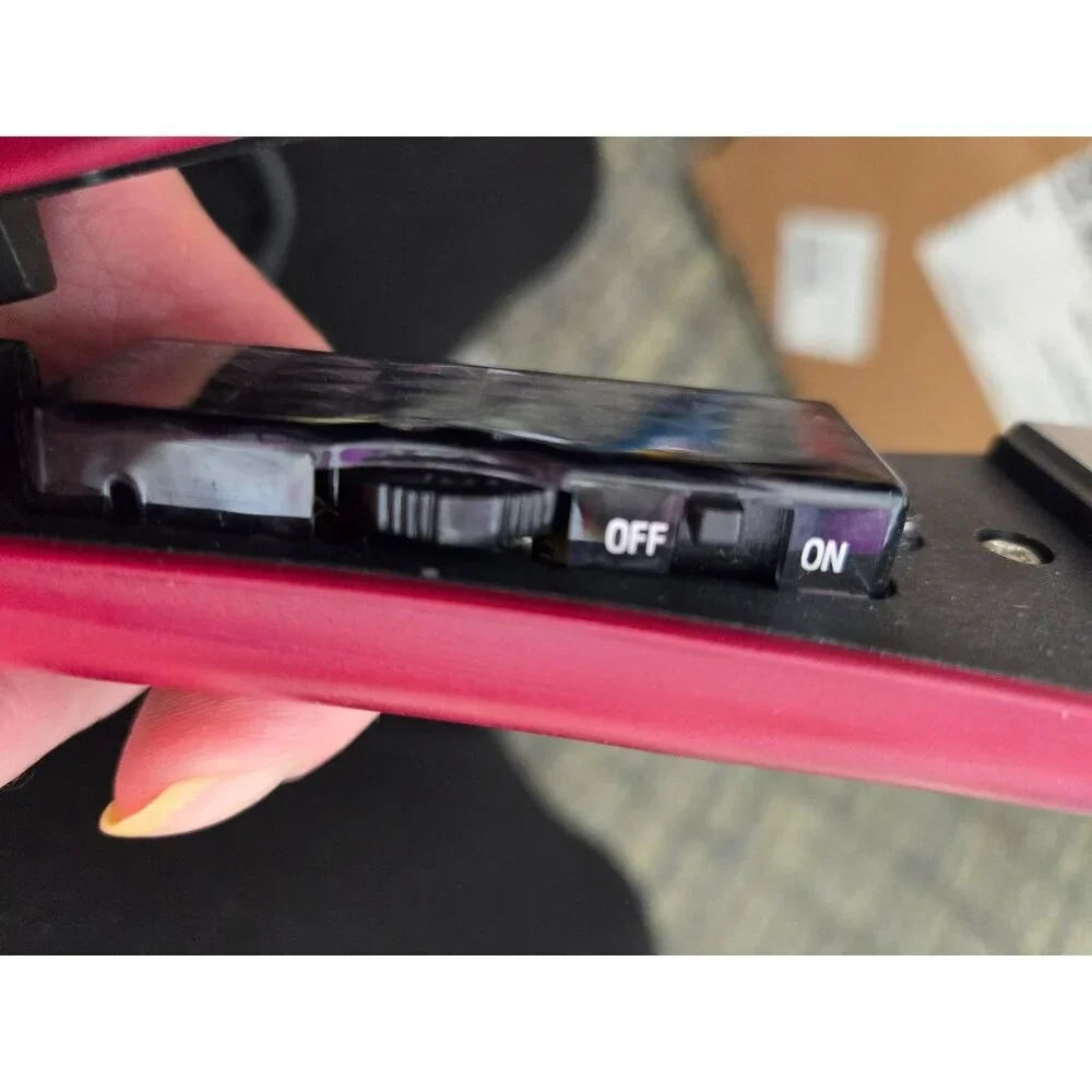 Vidal Sassoon Red Hair Straightener Flat Iron Does turn on and get Hot‎